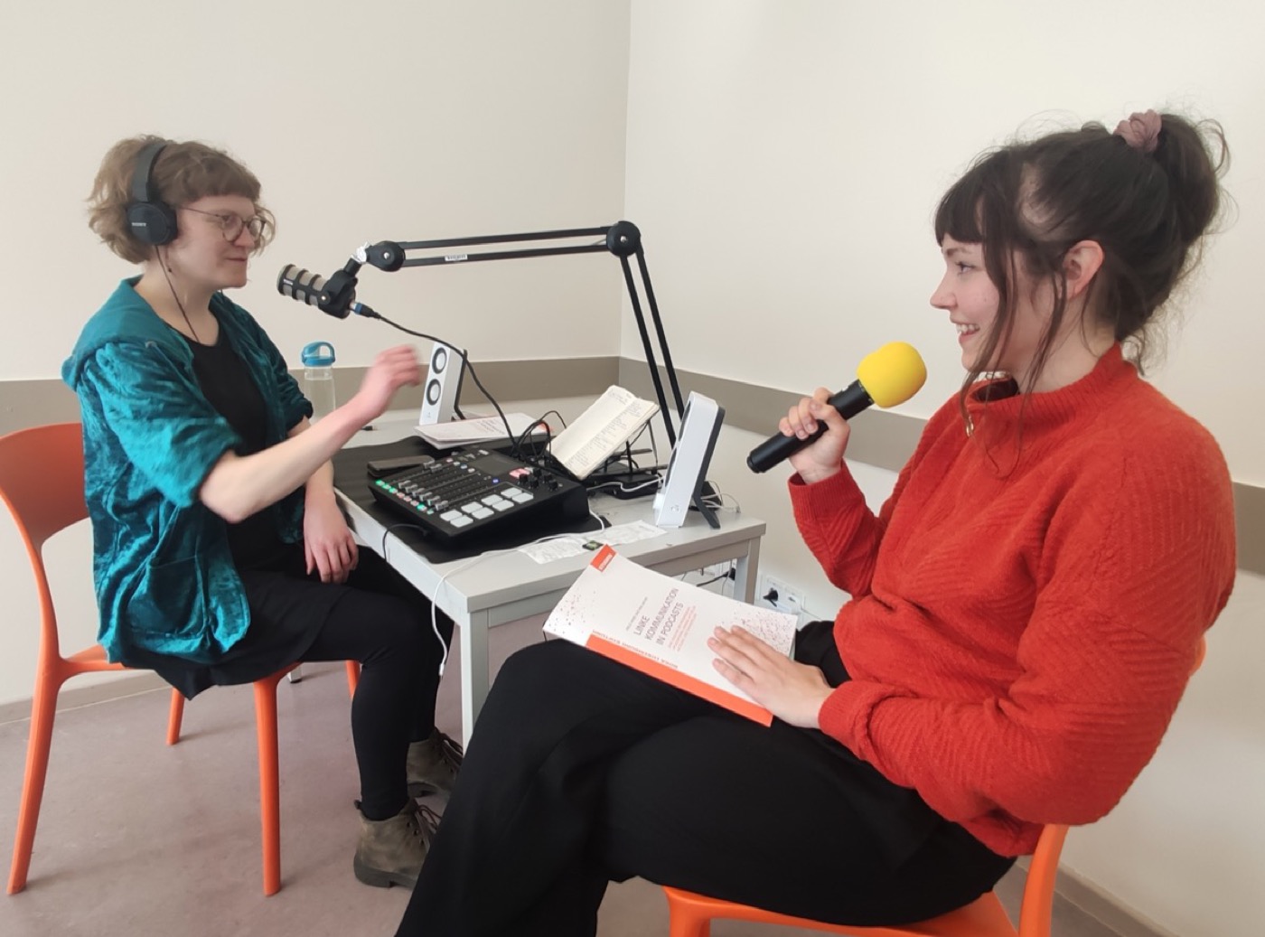 Zwei Teilnehmerinnen nehmen in einem Workshop einen Podcast auf