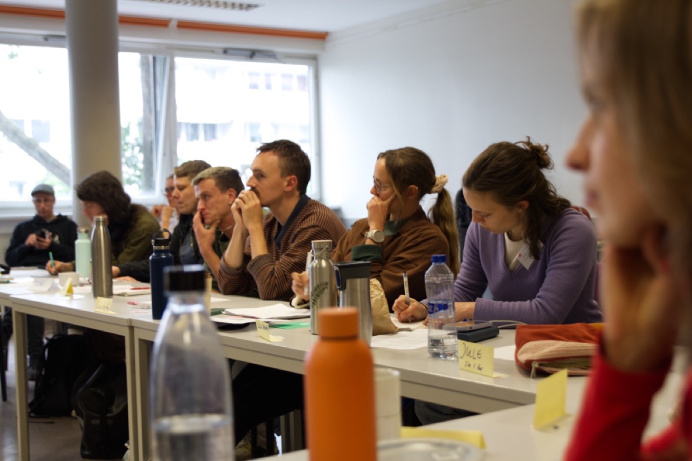 Teilnehmende folgen konzentriert einem Seminar der LiMA