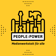 Im Bild-Mittelpunkt ist ein gezeichneter, symbolhafter Werkzeugkasten zu sehen, auf dem in schwarzer Schrift steht: "People:Power". Darunter steht: "Medienwerkstatt für alle". Der Hintergrund ist strahlend gelb. Das Bild strahlt eine gewisse Verspieltheit aus.