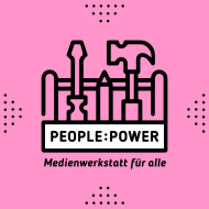 Im Bild-Mittelpunkt ist ein gezeichneter, symbolhafter Werkzeugkasten zu sehen, auf dem in schwarzer Schrift steht: "People:Power". Darunter steht: "Medienwerkstatt für alle". Der Hintergrund ist strahlend violett. Das Bild strahlt eine gewisse Verspieltheit aus..