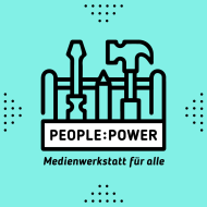 Im Bild-Mittelpunkt ist ein gezeichneter, symbolhafter Werkzeugkasten zu sehen, auf dem in schwarzer Schrift steht: "People:Power". Darunter steht: "Medienwerkstatt für alle". Der Hintergrund ist strahlend himmelblau. Das Bild strahlt eine gewisse Verspieltheit aus.