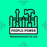 Im Bild-Mittelpunkt ist ein gezeichneter, symbolhafter Werkzeugkasten zu sehen, auf dem in schwarzer Schrift steht: "People:Power". Darunter steht: "Medienwerkstatt für alle". Der Hintergrund ist minzgrün. Das Bild strahlt eine gewisse Verspieltheit aus.