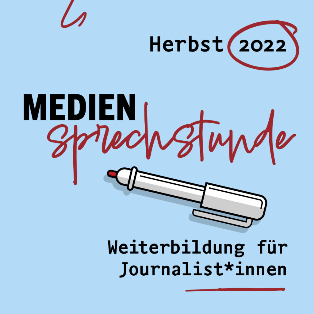 Schriftzug Mediensprechstunde. das Wort Sprechstunde ist in Schreibschrift mit roter Farbe wie gezeichnet, daneben liegen 3 spielerisch gezeichnete Stifte, einer davon in rot. DAs Design und die Schriften wirken locker verspielt und laden zum Selbstmachen ein. unten rechts steht "Herbst 2022" und "Weiterbildung für Journalist:innen".