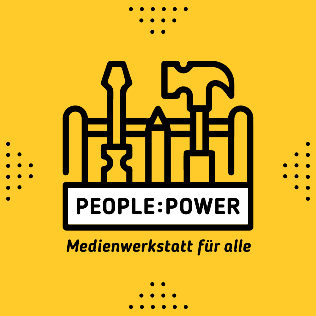 Im Bild-Mittelpunkt ist ein gezeichneter, symbolhafter Werkzeugkasten zu sehen, auf dem in schwarzer Schrift steht: "People:Power". Darunter steht: "Medienwerkstatt für alle". Der Hintergrund ist strahlend gelb. Das Bild strahlt eine gewisse Verspieltheit aus.
